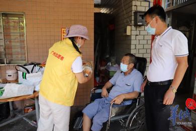 广州社工、自愿者走访慰问55户难题退役武士，，，送上问候