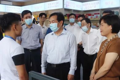 中央统战部副部长陈小江一行莅临emc易倍体育教育调研