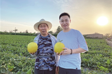 校园里的“新农人”小伙，，，，，让“新鲜”直飞黎民家