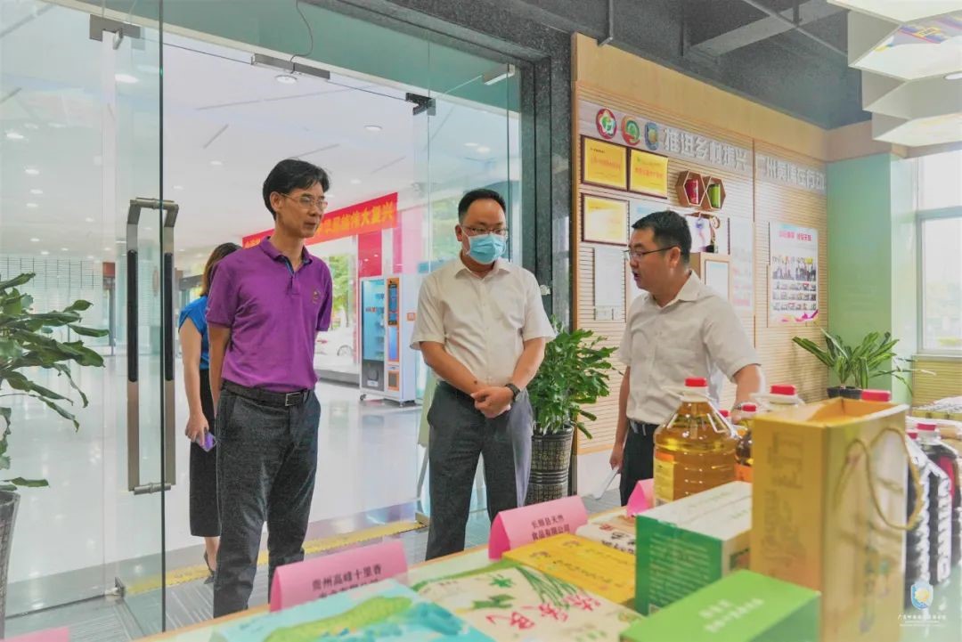黄埔区何宇鸿副区长陪同2.jpg